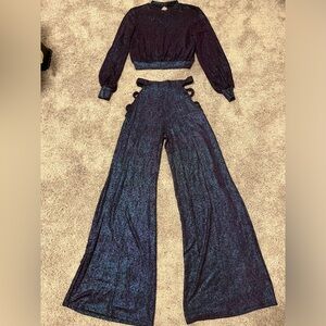 Sexy Casual Metallic Glittery 2-piece Sugar Popped Set
Size:Medium
NWT